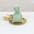 Carica l'immagine nel visualizzatore della galleria, Sacchetto portaconfetti SOFT con charms bimba